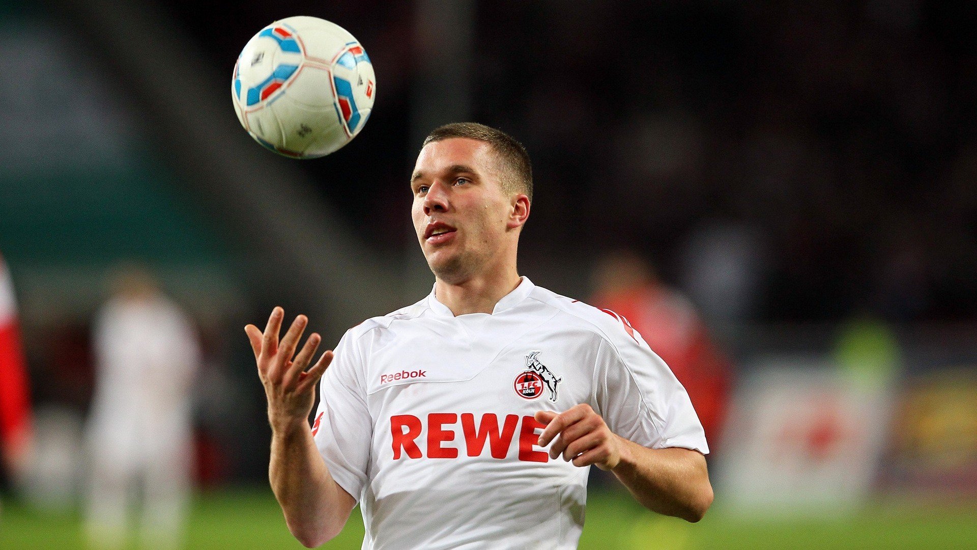 kaiyun登录入口-3球1助攻引爆关注,17岁锋线新星成切尔西拜仁争夺焦点,拜仁4-1切尔西