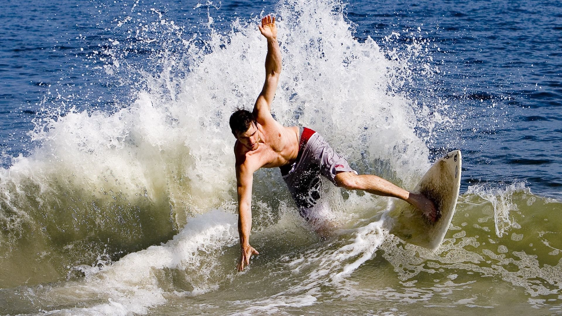 欧冠小组赛：巴萨2比1险胜阿森纳 拉明·亚马尔制胜球刷新最年轻纪录